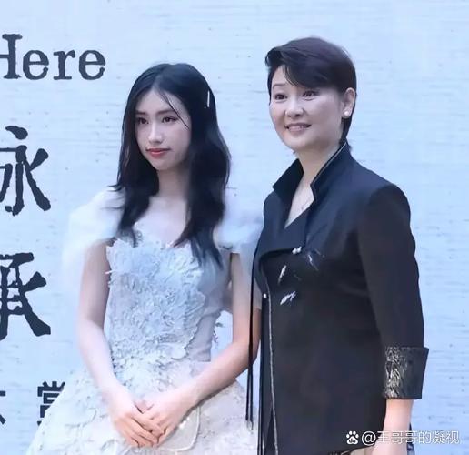 2025新澳门精准正版图库和冯小刚养女高中毕业与冯小刚收养的女儿