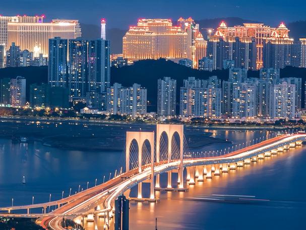 澳门码今晚开什么特号和公交站椅子仅手机高与公交站台椅子